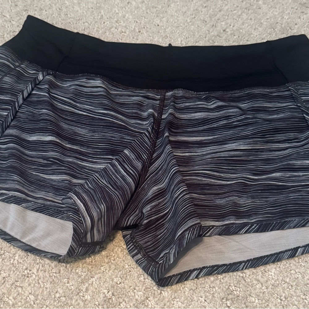 Lululemon Speed Up Low-Rise Short - 2.5”Black and White
